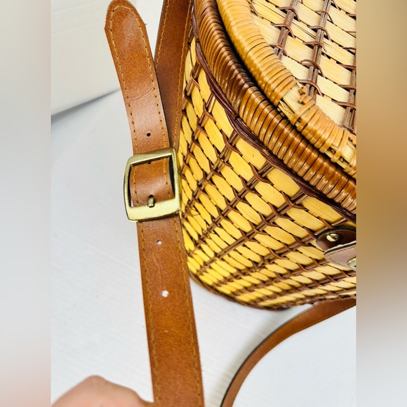 Vintage Vertical Picnic Basket With Floral Cloth Lining and leather strap - Picture 4 of 10